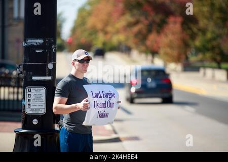 Bloomington, Usa. 02. Oktober 2022. Ein Anti-Abtreibungsaktivist strichen die East Third Street an, während er während des Protestes ein Plakat mit seiner Meinung hält. Ein Amtsgericht in Indiana blockierte vorübergehend Indianas nahezu totales Abtreibungsverbot und stellte so den Zugang zu Abtreibungen wieder her. Roe v. Wade, das ein verfassungsmäßiges Recht auf Abtreibung garantierte, wurde im Juni vom Obersten Gerichtshof der Vereinigten Staaten mit konservativer Mehrheit niedergeschlagen. Kredit: SOPA Images Limited/Alamy Live Nachrichten Stockfoto