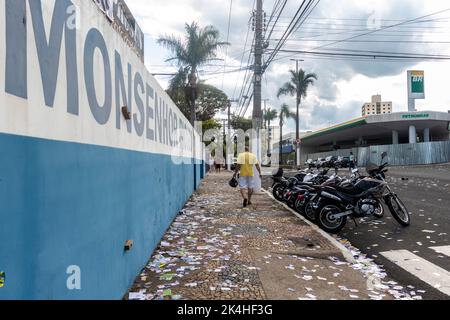 Brasilien. 02. Oktober 2022. Marília, SP - 02.10.2022: ELEIÇÃO EM MARILIA - Wähler während der Abstimmung in der Stadt Marília, Region im mittleren Westen des Bundesstaates São Paulo (Foto: ALF Ribeiro/Fotoarena) Quelle: Foto Arena LTDA/Alamy Live News Stockfoto