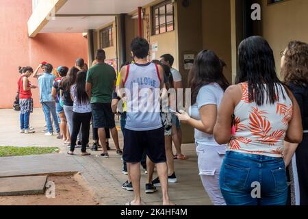 Brasilien. 02. Oktober 2022. Marília, SP - 02.10.2022: ELEIÇÃO EM MARILIA - Wähler während der Abstimmung in der Stadt Marília, Region im mittleren Westen des Bundesstaates São Paulo (Foto: ALF Ribeiro/Fotoarena) Quelle: Foto Arena LTDA/Alamy Live News Stockfoto