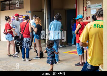 Brasilien. 02. Oktober 2022. Marília, SP - 02.10.2022: ELEIÇÃO EM MARILIA - Wähler während der Abstimmung in der Stadt Marília, Region im mittleren Westen des Bundesstaates São Paulo (Foto: ALF Ribeiro/Fotoarena) Quelle: Foto Arena LTDA/Alamy Live News Stockfoto