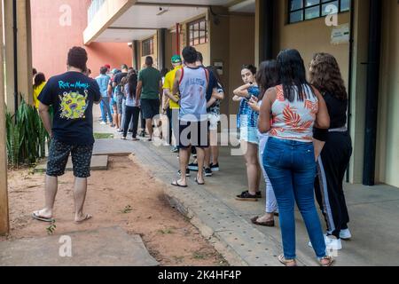 Brasilien. 02. Oktober 2022. Marília, SP - 02.10.2022: ELEIÇÃO EM MARILIA - Wähler während der Abstimmung in der Stadt Marília, Region im mittleren Westen des Bundesstaates São Paulo (Foto: ALF Ribeiro/Fotoarena) Quelle: Foto Arena LTDA/Alamy Live News Stockfoto