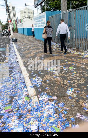 Brasilien. 02. Oktober 2022. Marília, SP - 02.10.2022: ELEIÇÃO EM MARILIA - Wähler während der Abstimmung in der Stadt Marília, Region im mittleren Westen des Bundesstaates São Paulo (Foto: ALF Ribeiro/Fotoarena) Quelle: Foto Arena LTDA/Alamy Live News Stockfoto