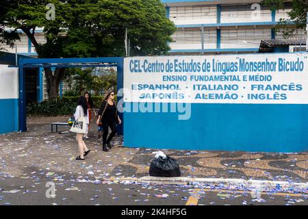 Brasilien. 02. Oktober 2022. Marília, SP - 02.10.2022: ELEIÇÃO EM MARILIA - Wähler während der Abstimmung in der Stadt Marília, Region im mittleren Westen des Bundesstaates São Paulo (Foto: ALF Ribeiro/Fotoarena) Quelle: Foto Arena LTDA/Alamy Live News Stockfoto