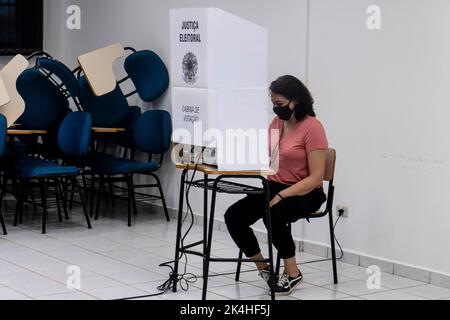 Brasilien. 02. Oktober 2022. Marília, SP - 02.10.2022: ELEIÇÃO EM MARILIA - Wähler während der Abstimmung in der Stadt Marília, Region im mittleren Westen des Bundesstaates São Paulo (Foto: ALF Ribeiro/Fotoarena) Quelle: Foto Arena LTDA/Alamy Live News Stockfoto