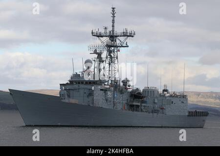 ORP-General Tadeusz Kosciuszko (273), eine Fregatte der Oliver Hazard Perry-Klasse, die von der polnischen Marine betrieben wird, passiert Greenock auf dem Firth of Clyde, als sie zur Teilnahme an der Übung Joint Warrior 22-2 aufbricht. Das Schiff diente früher als USS Wadsworth (FFG-9) bei der US Navy bis 2002, als es nach der Stilllegung sofort an die polnische Marine übergeben wurde. Stockfoto