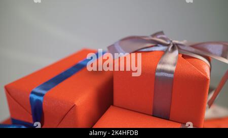 Viele orangene Geschenkboxen. Orangefarbene Geschenkboxen. Stockfoto