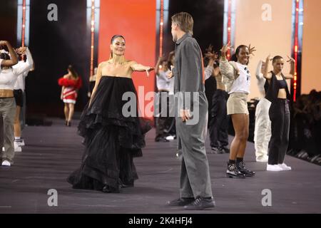 Nukaka Coster-Waldau und Nikolaj Coster-Waldau laufen auf dem Laufsteg der L’Oreal Womenswear Frühjahr/Sommer 2023 im Rahmen der Paris Fashion Week am 02. Oktober 2022 in Paris, Frankreich. Foto von Jerome Domine/ABACAPRESS.COM Stockfoto