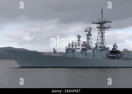 ORP-General Tadeusz Kosciuszko (273), eine Fregatte der Oliver Hazard Perry-Klasse, die von der polnischen Marine betrieben wird, passiert Greenock auf dem Firth of Clyde, als sie zur Teilnahme an der Übung Joint Warrior 22-2 aufbricht. Das Schiff diente früher als USS Wadsworth (FFG-9) bei der US Navy bis 2002, als es nach der Stilllegung sofort an die polnische Marine übergeben wurde. Stockfoto