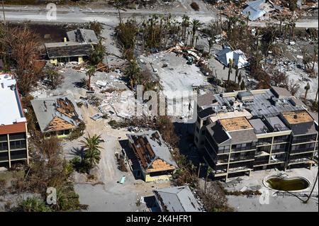Eine US Coast Guard Air Station Clearwater MH-60 Jayhawk Luftcrew führt Überflüge entlang der Küste von West-Florida nach dem 1. Oktober 2022 durch. Die Küstenwache führt Such- und Rettungsaktionen als Reaktion auf die Schäden durch den „Ian“-Vordurchgeführt. (USA Foto der Küstenwache vom Kleinbeamten der dritten Klasse Riley Perkofski) Stockfoto