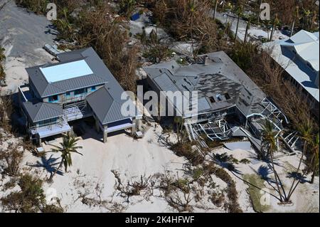 Eine US Coast Guard Air Station Clearwater MH-60 Jayhawk Luftcrew führt Überflüge entlang der Küste von West-Florida nach dem 1. Oktober 2022 durch. Die Küstenwache führt Such- und Rettungsaktionen als Reaktion auf die Schäden durch den „Ian“-Vordurchgeführt. (USA Foto der Küstenwache vom Kleinbeamten der dritten Klasse Riley Perkofski) Stockfoto