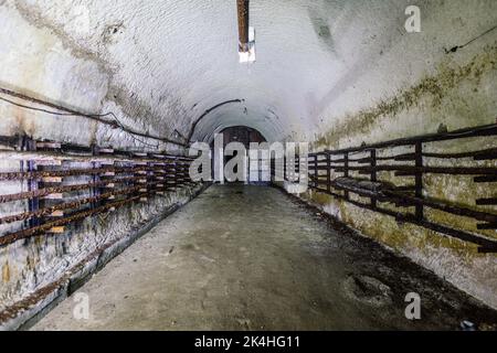 Elektrokabel im unterirdischen technischen Tunnel Stockfoto