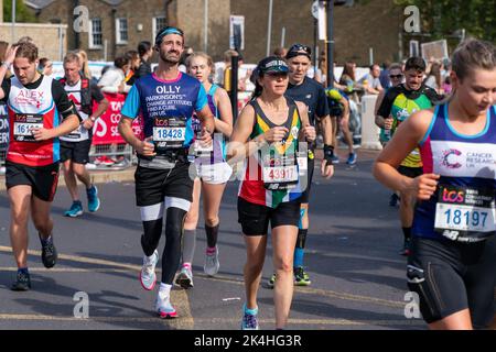 London, Großbritannien. 02. Oktober 2022. West End Star Oliver Tompsett beim London Marathon für Parkinson in Großbritannien bei Mile 21. Zum ersten Mal wurde eine Strecke der London Marathon-Route in Rainbow Row umgewandelt, um die LGBTQIA-Community zu feiern, die Inklusivität zu fördern und eine Partyatmosphäre zu schaffen, die auf der Meile 21 aufgeht. Marathonläufer passieren zwei Etappen mit Musik- und Drag-Darbietungen und die Straße, die in der Regel Butcher Row in Limehouse heißt, ist mit bunten Flaggen und Adern bedeckt. Kredit: SOPA Images Limited/Alamy Live Nachrichten Stockfoto