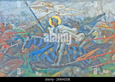 Jeanne d'Arc (1412-1431), die auf einem Wandgemälde in der Basilika Bois-Chenu in Domrémy-la-Pucelle (Vogesen), Frankreich, in den Kampf zieht Stockfoto