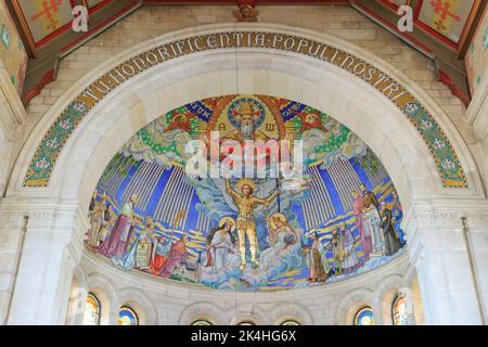 Deckenmosaik mit der französischen schutzpatronin Jeanne d'Arc (1412-1431) in der Basilika Bois-Chenu in Domrémy-la-Pucelle (Vosges) Stockfoto