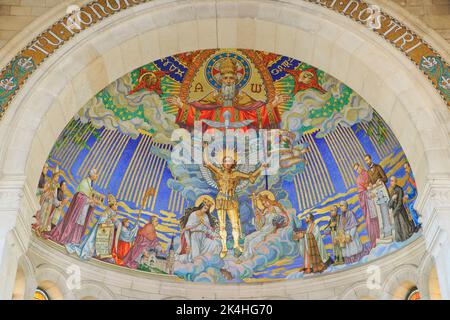 Deckenmosaik mit der französischen schutzpatronin Jeanne d'Arc (1412-1431) in der Basilika Bois-Chenu in Domrémy-la-Pucelle (Vosges) Stockfoto