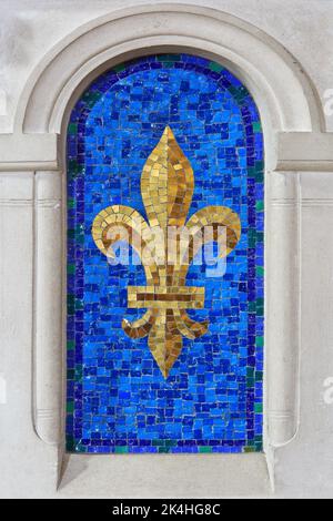 Ein Fleur-de-lys-Mosaik (Symbol der Könige von Frankreich) in der Basilika Bois-Chenu in Domrémy-la-Pucelle (Vogesen), Frankreich Stockfoto