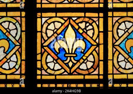 Ein Fleur-de-lys Glasfenster (Symbol der Könige von Frankreich) in der Basilika von Bois-Chenu in Domrémy-la-Pucelle (Vosges), Frankreich Stockfoto