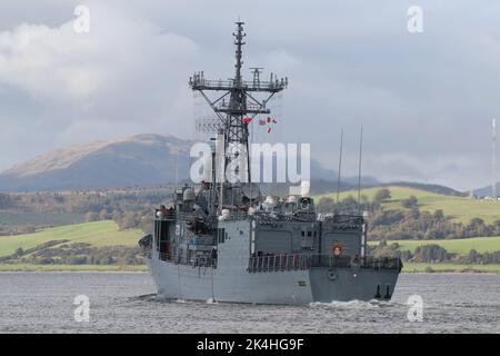 ORP-General Tadeusz Kosciuszko (273), eine Fregatte der Oliver Hazard Perry-Klasse, die von der polnischen Marine betrieben wird, passiert Greenock auf dem Firth of Clyde, als sie zur Teilnahme an der Übung Joint Warrior 22-2 aufbricht. Das Schiff diente früher als USS Wadsworth (FFG-9) bei der US Navy bis 2002, als es nach der Stilllegung sofort an die polnische Marine übergeben wurde. Stockfoto