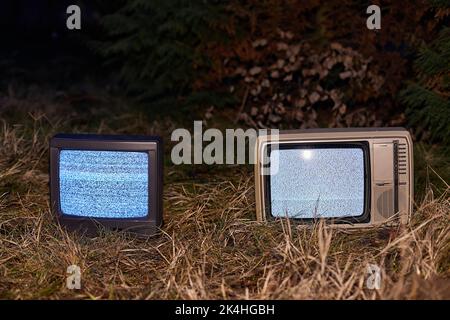 TV kein Signal im Gras Stockfoto