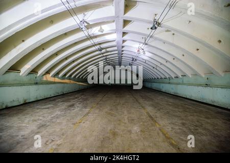 Leeres verlassene unterirdische Atombombenlager Stockfoto