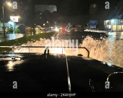 Soldaten der Nationalgarde der Florida Army von der 153. Financial Management Support Unit sind aufgerufen, die St. Augustine Fire Department für Such- und Rettungsbemühungen in den Abendstunden des 29. September 2022 zu unterstützen. Die Florida National Guard hat nach dem Orkanen Ian mit staatlichen und lokalen Beamten reagiert und sie unterstützt. Stockfoto