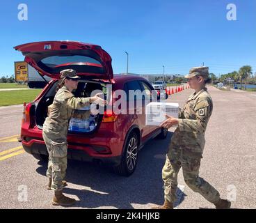 Das 3-116. Field Artillery Bataillon hat bereits begonnen, im Lee County Sports Complex in Fort Myers Lebensmittel, Wasser und Eis zu verteilen. HHD überwacht den Point of Distribution (POD), und die Alpha Battery unterstützt das County Staging Area (CSA), beide Bemühungen, die Folgen des Hurikans Ian zu unterstützen. Stockfoto