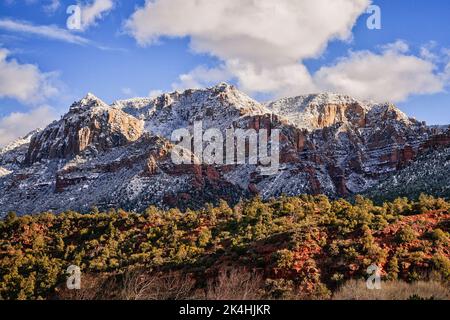 Die schneebedeckten roten Felsberge von Sedona, Arizona. Stockfoto