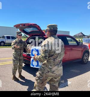 Das 3-116. Field Artillery Bataillon hat bereits begonnen, im Lee County Sports Complex in Fort Myers Lebensmittel, Wasser und Eis zu verteilen. HHD überwacht den Point of Distribution (POD), und die Alpha Battery unterstützt das County Staging Area (CSA), beide Bemühungen, die Folgen des Hurikans Ian zu unterstützen. Stockfoto