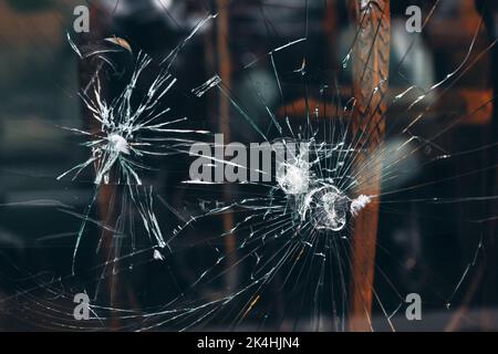 Risse im Glas . Bullet-Loch auf Glas . Hintergrund des Tatortvergehens Stockfoto