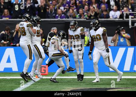 London, Großbritannien. 2.. Oktober 2022; Tottenham Hotspur Stadium. Tottenham, London, England; NFL UK Football, Minnesota Vikings versus the New Orleans Saints: New Orleans Saints Defensive Back Tyrann Mathieu (32) feiert einen ersten Down Credit: Action Plus Sports Images/Alamy Live News Stockfoto