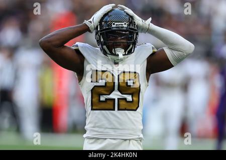 London, Großbritannien. 2.. Oktober 2022; Tottenham Hotspur Stadium. Tottenham, London, England; NFL UK Football, Minnesota Wikinger gegen die New Orleans Saints: New Orleans Saints Defensive Back Paulson Adebo (29) hält nach einem unvollständigen Pass den Kopf Kredit: Action Plus Sports Images/Alamy Live News Stockfoto