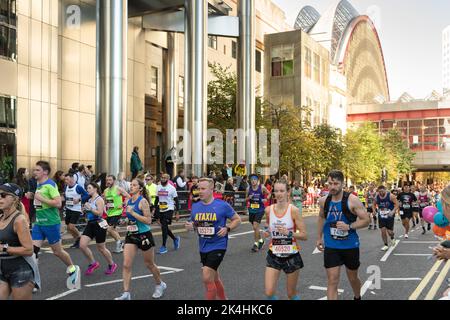 Der London Marathon 2022 war der 42. Lauf des jährlichen London Marathon am 2. Oktober, Canary Wharf Stockfoto