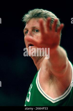 Boston Celtics Forward Larry Bird wird während eines Spiels in Chicago in der 1980s gezeigt. Stockfoto