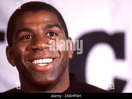 NBA-Superstar Ervin 'Magic' Johnson wird auf einer Pressekonferenz in Chicago Illinois gezeigt, kurz nachdem er angekündigt hatte, dass er sich 1991 an AIDS erkrankt hatte. Stockfoto