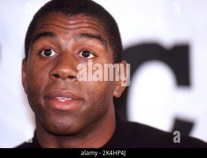 NBA-Superstar Ervin 'Magic' Johnson wird auf einer Pressekonferenz in Chicago Illinois gezeigt, kurz nachdem er angekündigt hatte, dass er sich 1991 an AIDS erkrankt hatte. Stockfoto