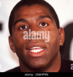 NBA-Superstar Ervin 'Magic' Johnson wird auf einer Pressekonferenz in Chicago Illinois gezeigt, kurz nachdem er angekündigt hatte, dass er sich 1991 an AIDS erkrankt hatte. Stockfoto