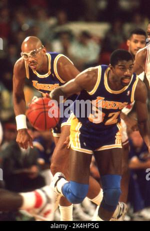 NBA-Superstar Kareem Abdul-Jabbar folgt seinem Star Ervin Magic Johnson während der Spielaktion gegen die Chicago Bulls im Jahr 1988 auf dem Platz. Stockfoto