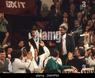 Der Boxpromoter Don King und der Schwergewichtsboxmeister Mike Tyson winken der Menge zu, während er an einem Basketballspiel der Chicago Bulls, CA, teilnahm. 1990 Stockfoto