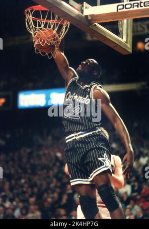 Orlando Magic Center Shaquille O'Neal wird während seines Rookie-Jahres während eines Spiels in Chicago gegen die Bulls gezeigt. Im Jahr 1992. Stockfoto