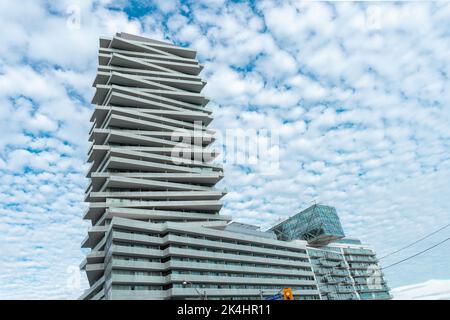 Gebäude mit moderner Glasarchitektur und Tower at Pier 27. Wohnwohnungen mit schiefen Balkonen Stockfoto