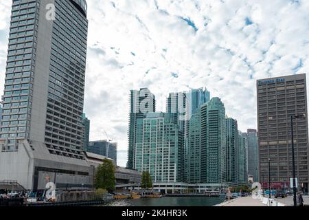 Toronto, Kanada - Mai 28 2022: Moderne Gebäude mit Glasarchitektur. Außenansicht von Bürogebäuden Stockfoto