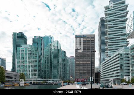 Toronto, Kanada - Mai 28 2022: Moderne Gebäude mit Glasarchitektur und Tower am Pier 27. Wohnwohnungen mit schiefen Balkonen und außen Stockfoto