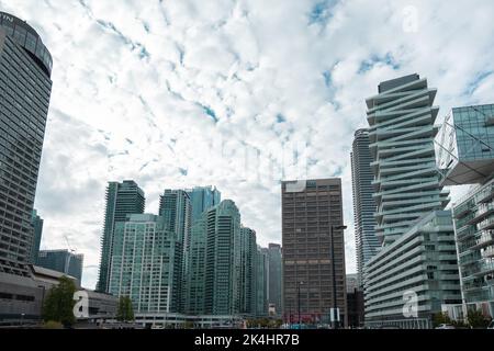 Toronto, Kanada - Mai 28 2022: Moderne Gebäude mit Glasarchitektur und Tower am Pier 27. Wohnwohnungen mit schiefen Balkonen und außen Stockfoto