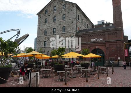 Toronto, Kanada - 28 2022. Mai: Toronto, Kanada - 28 2022. Mai: Distillery District, ehemalige Gooderham & Worts Distillery. Historisches Viertel mit Geschäften, Stockfoto