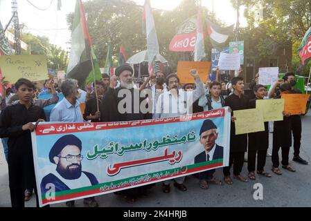 Lahore, Pakistan. 02. Oktober 2022. Aktivisten der Imamia Students Organization (ISO) protestieren vor dem Presseclub in der Provinzhauptstadt Lahore gegen Israel. (Foto von Rana Sajid Hussain/Pacific Press) Quelle: Pacific Press Media Production Corp./Alamy Live News Stockfoto