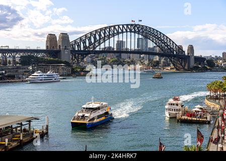 Die Manly Fast Ferry nähert sich der Circular Quay Ferry Wharf mit der Sydney Harbour Bridge im Hintergrund Stockfoto