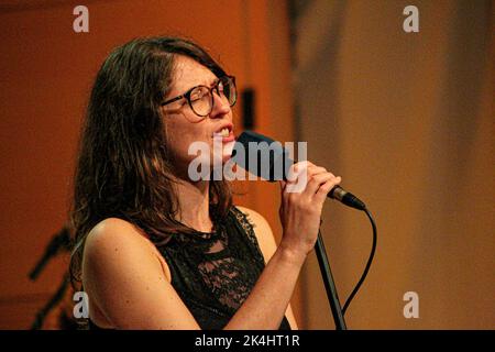 Roma, Italien. 02. Oktober 2022. Camilla Battaglia, Jazzstimme und Komponistin, Tochter der Kunst (Tiziana Ghiglioni und Stefano Battaglia, international bekannte Namen in der improvisierten Musik), kommt im Casa del Jazz in Rom an, um ihre nächste CD aufzunehmen, die in wenigen Monaten erscheinen wird. Besetzung: Camilla Battaglia - Gesang, Live-Elektronik und Komposition, Julius Windisch - Klavier, Nick Dunston - Kontrabass, Lukas Akintaya - Schlagzeug. (Foto von Daniela Franceschelli/Pacific Press) Quelle: Pacific Press Media Production Corp./Alamy Live News Stockfoto