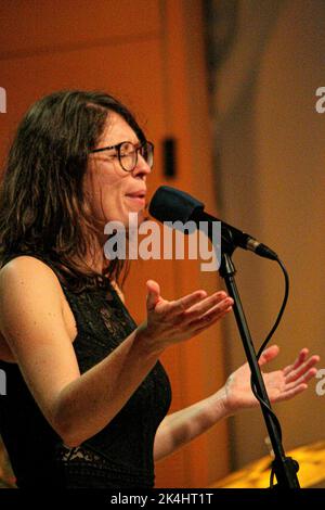 Roma, Italien. 02. Oktober 2022. Camilla Battaglia, Jazzstimme und Komponistin, Tochter der Kunst (Tiziana Ghiglioni und Stefano Battaglia, international bekannte Namen in der improvisierten Musik), kommt im Casa del Jazz in Rom an, um ihre nächste CD aufzunehmen, die in wenigen Monaten erscheinen wird. Besetzung: Camilla Battaglia - Gesang, Live-Elektronik und Komposition, Julius Windisch - Klavier, Nick Dunston - Kontrabass, Lukas Akintaya - Schlagzeug. (Foto von Daniela Franceschelli/Pacific Press) Quelle: Pacific Press Media Production Corp./Alamy Live News Stockfoto