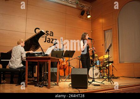 Roma, Italien. 02. Oktober 2022. Camilla Battaglia, Jazzstimme und Komponistin, Tochter der Kunst (Tiziana Ghiglioni und Stefano Battaglia, international bekannte Namen in der improvisierten Musik), kommt im Casa del Jazz in Rom an, um ihre nächste CD aufzunehmen, die in wenigen Monaten erscheinen wird. Besetzung: Camilla Battaglia - Gesang, Live-Elektronik und Komposition, Julius Windisch - Klavier, Nick Dunston - Kontrabass, Lukas Akintaya - Schlagzeug. (Foto von Daniela Franceschelli/Pacific Press) Quelle: Pacific Press Media Production Corp./Alamy Live News Stockfoto