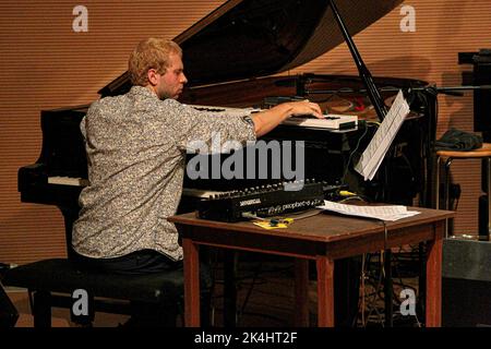 Roma, Italien. 02. Oktober 2022. Camilla Battaglia, Jazzstimme und Komponistin, Tochter der Kunst (Tiziana Ghiglioni und Stefano Battaglia, international bekannte Namen in der improvisierten Musik), kommt im Casa del Jazz in Rom an, um ihre nächste CD aufzunehmen, die in wenigen Monaten erscheinen wird. Besetzung: Camilla Battaglia - Gesang, Live-Elektronik und Komposition, Julius Windisch - Klavier, Nick Dunston - Kontrabass, Lukas Akintaya - Schlagzeug. (Foto von Daniela Franceschelli/Pacific Press) Quelle: Pacific Press Media Production Corp./Alamy Live News Stockfoto